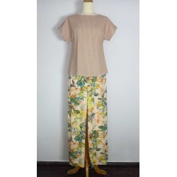 T Shirt Sterne / Hose beige geblümt